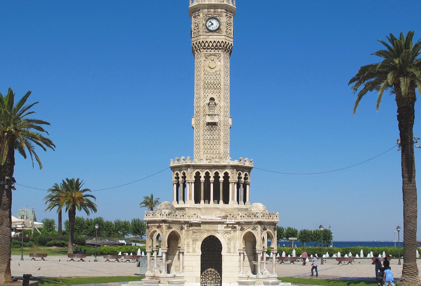 İzmir Clock Tower in Konak Square